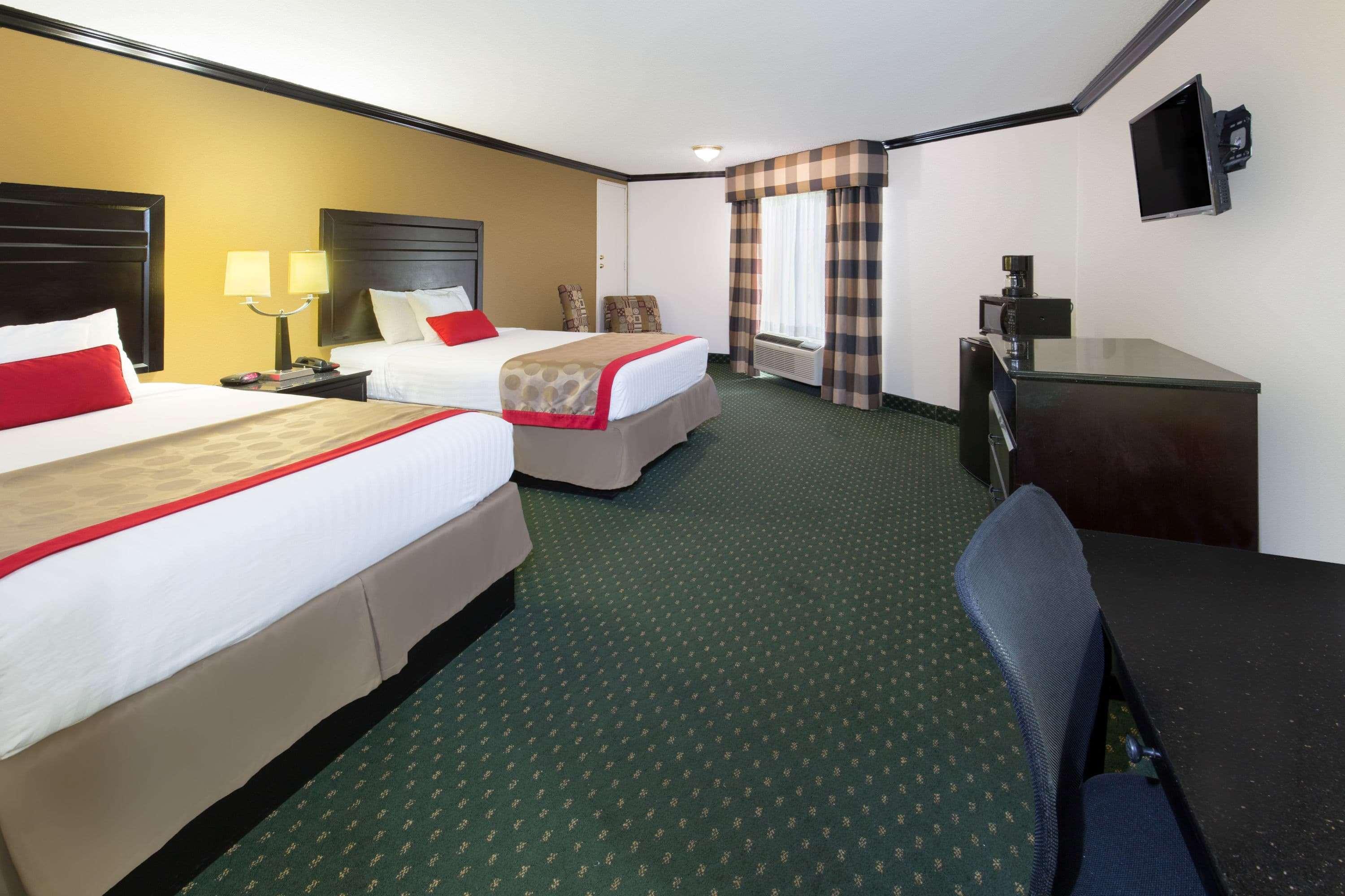 Отель Ramada By Wyndham Онтарио Экстерьер фото